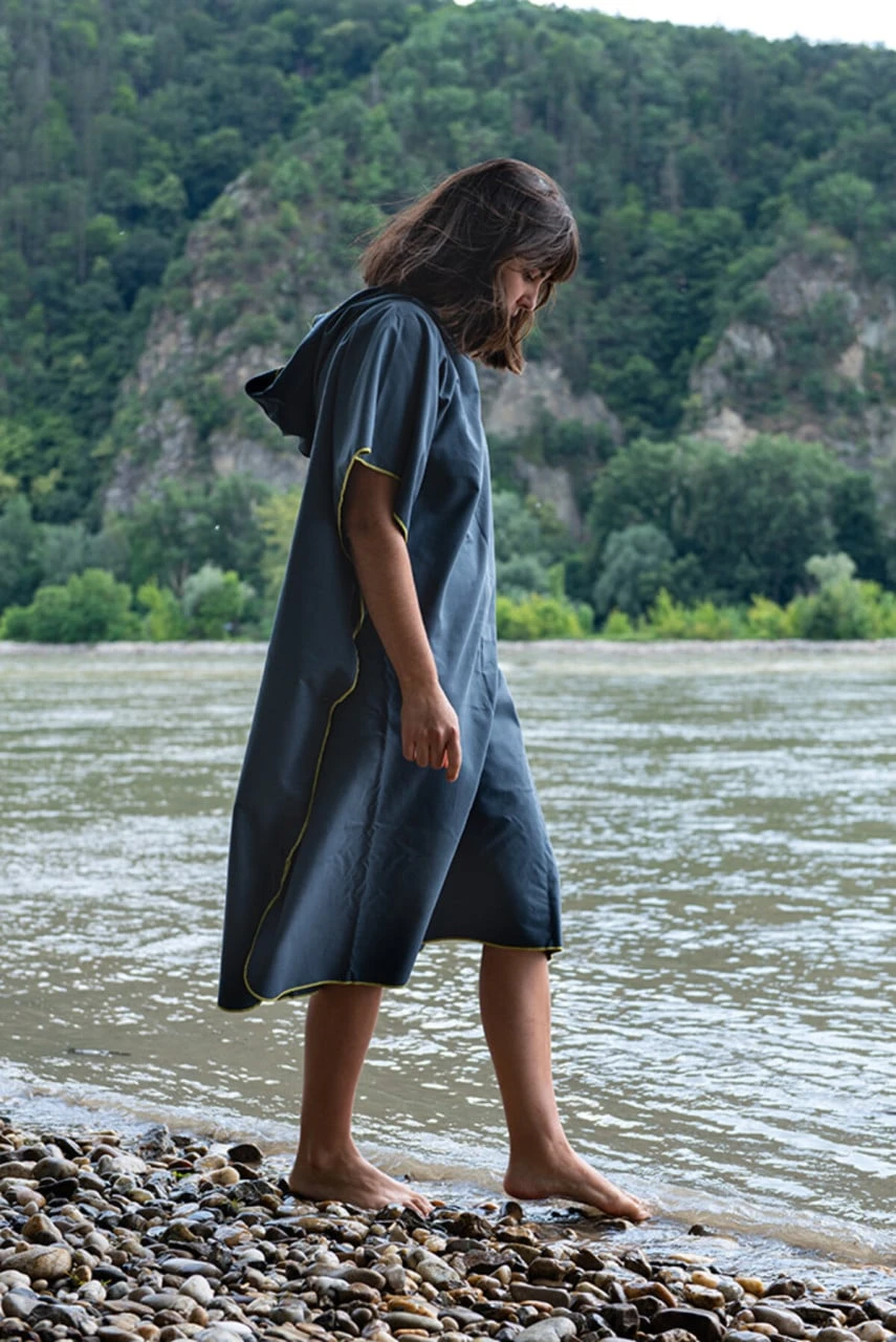 Cocoon Microfiber Towel Poncho Ul Anchor Grey 5 Cocoon Microfiber Towel Poncho Ul Anchor Grey – Bild 3